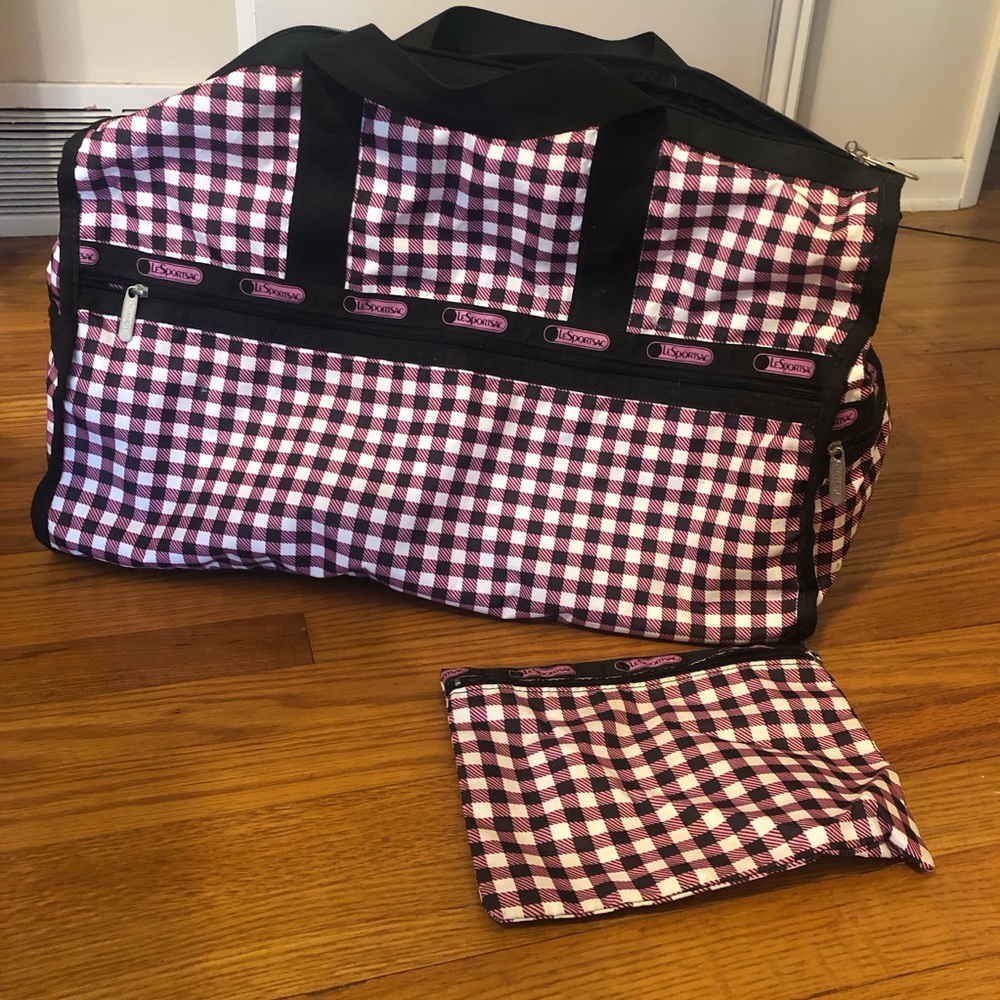 Lesportsac pink houndstooth large weekender. Includes matching pouch!